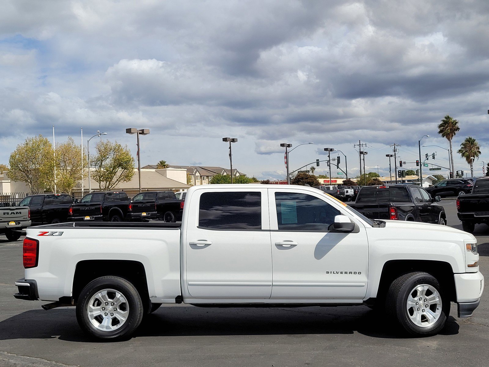 2018 Chevrolet Silverado 1500 LT photo 3