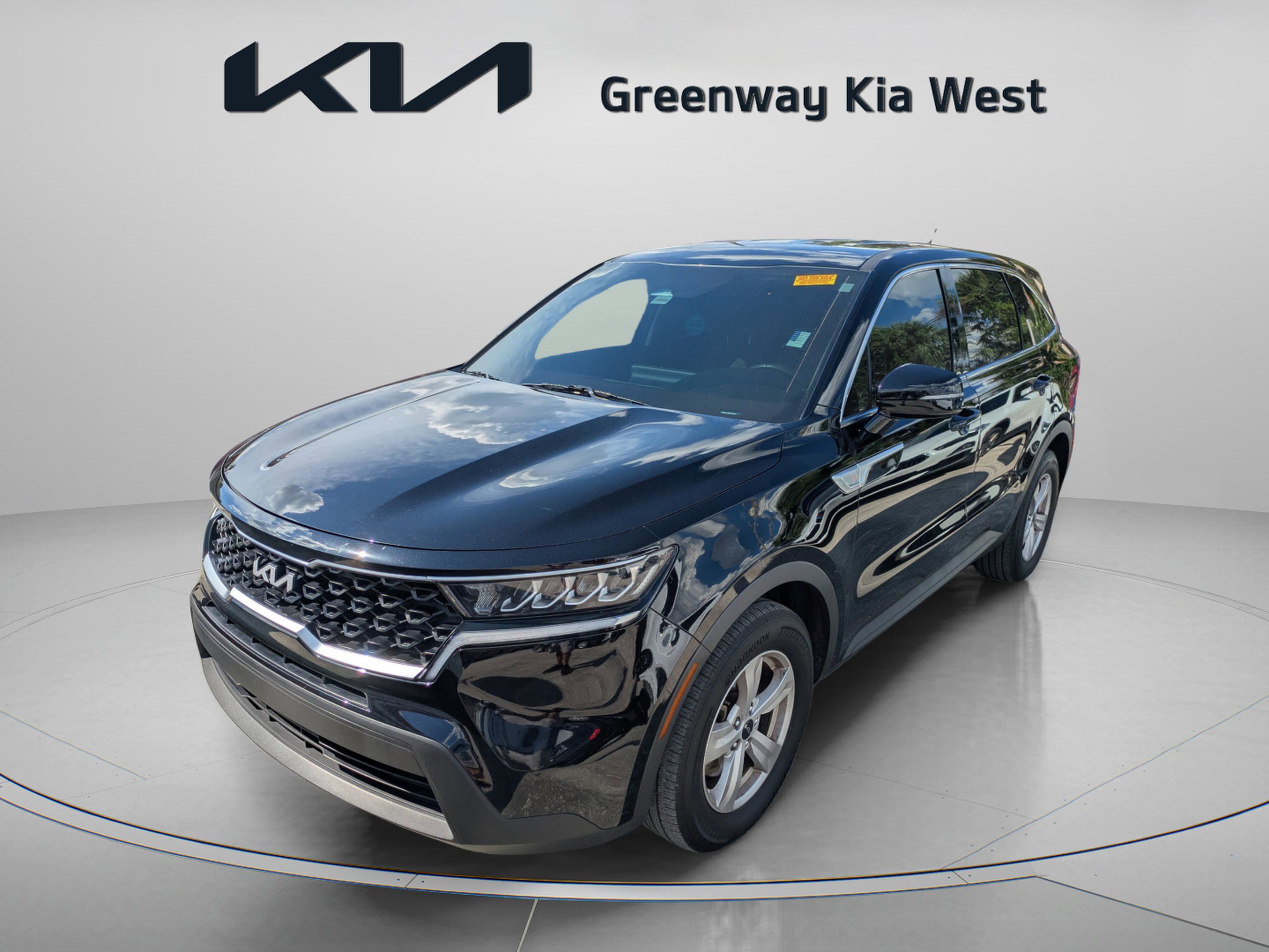 2023 Kia Sorento LX photo 2