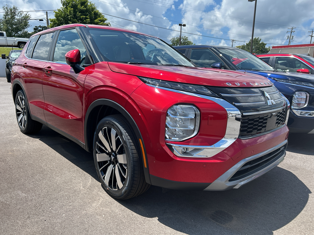 2025 Mitsubishi Outlander SE's photo