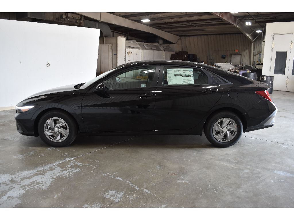 2025 Hyundai Elantra SE photo 4