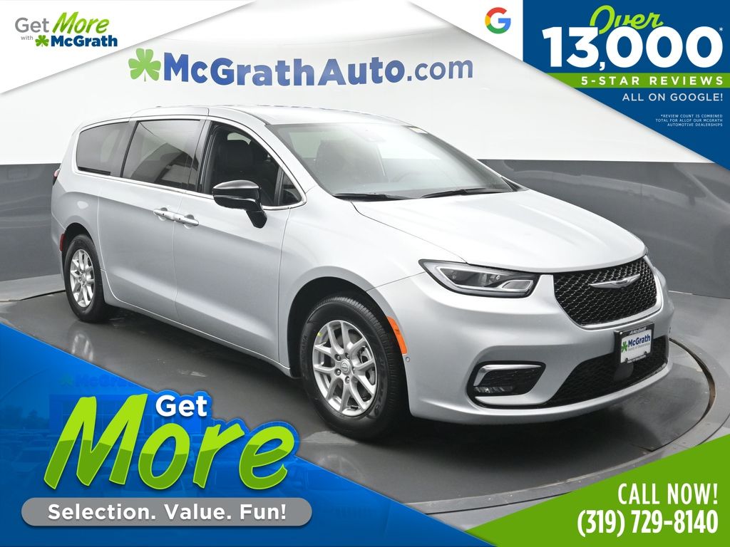 2026 Chrysler Pacifica Select's photo