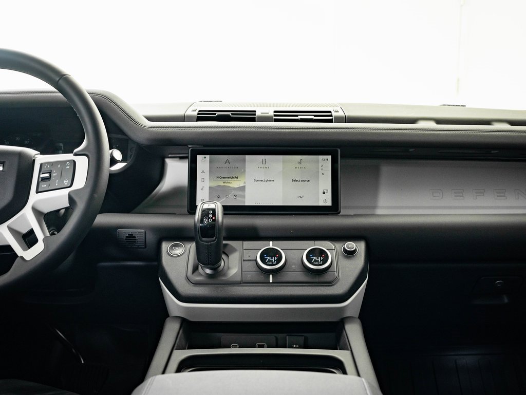 2024 Land Rover Defender 110 S photo 25