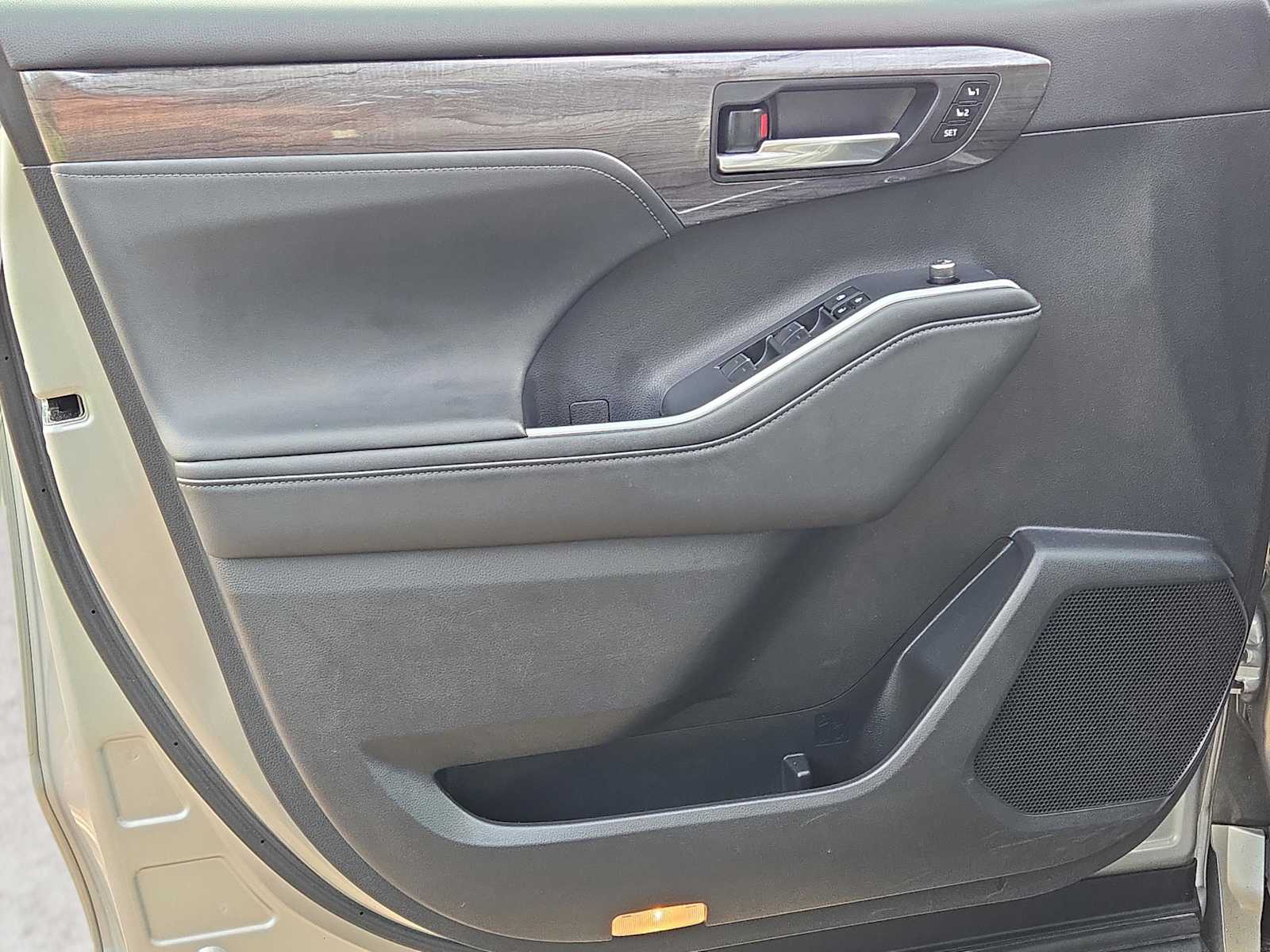2022 Toyota Highlander Limited photo 21