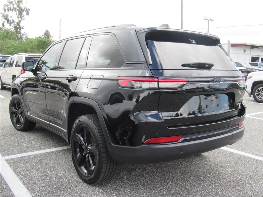 2023 Jeep Grand Cherokee Altitude photo 2