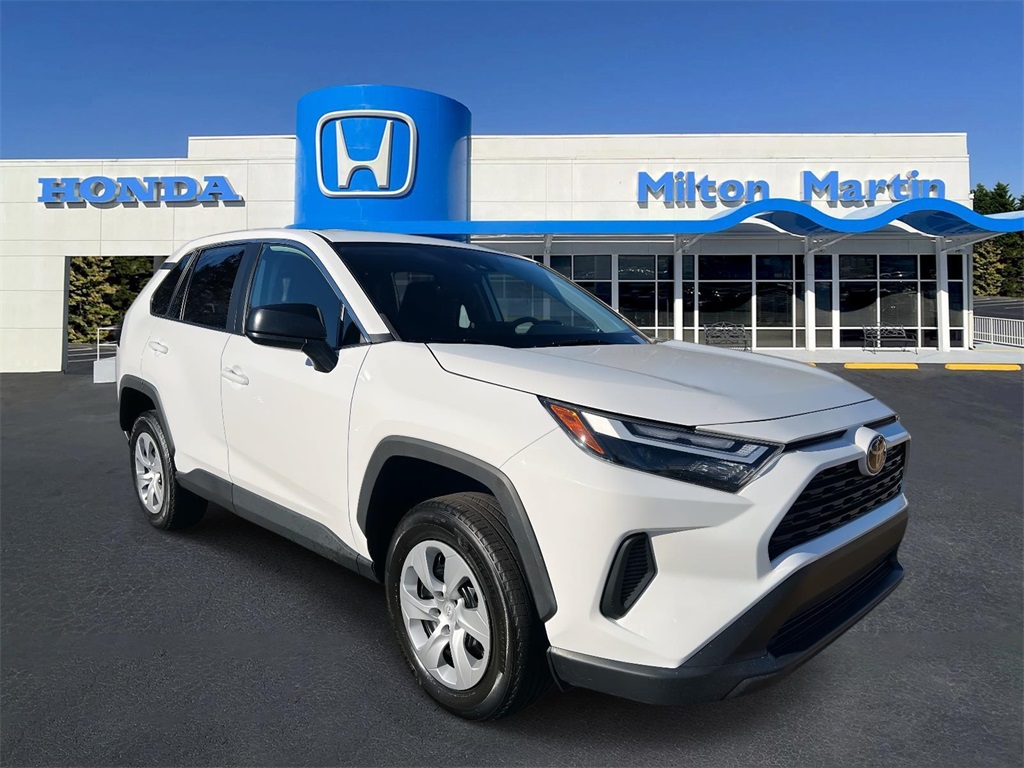 2024 Toyota RAV4 LE's photo