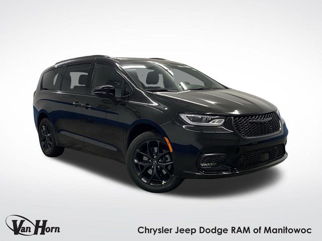 2026 Chrysler Pacifica Select's photo
