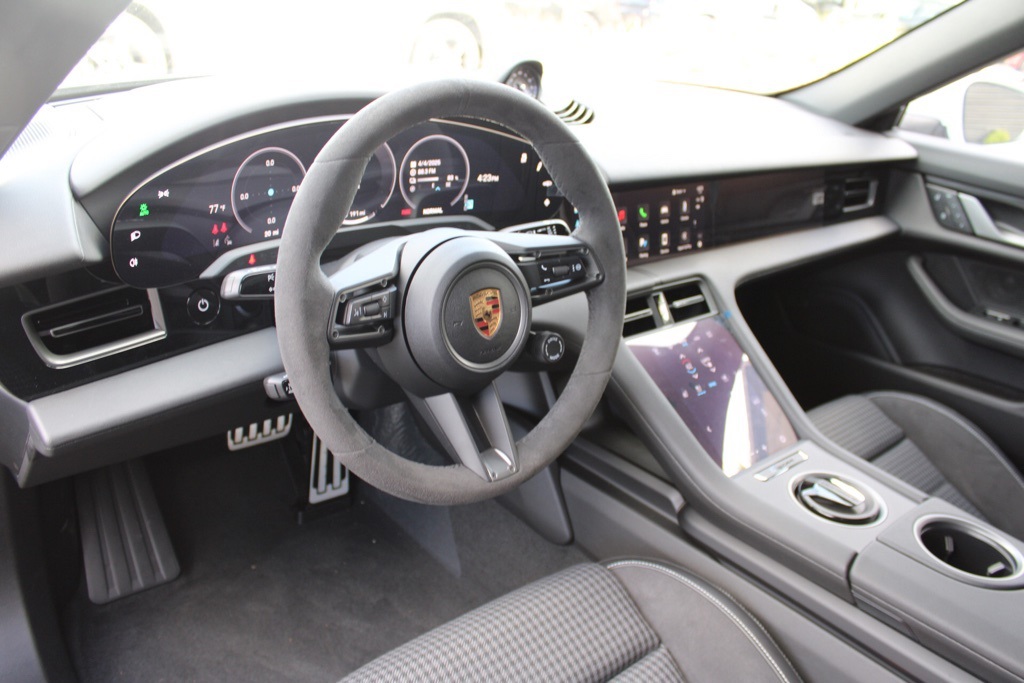 2025 Porsche Taycan photo 4