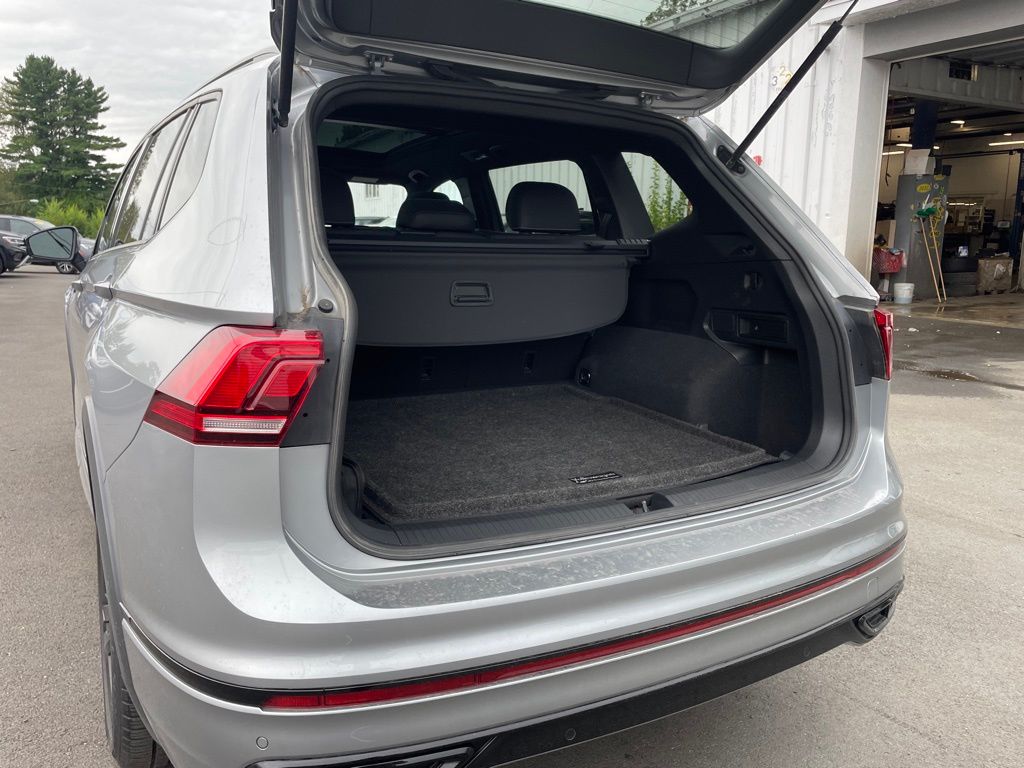 2023 Volkswagen Tiguan SE R-Line Black photo 6