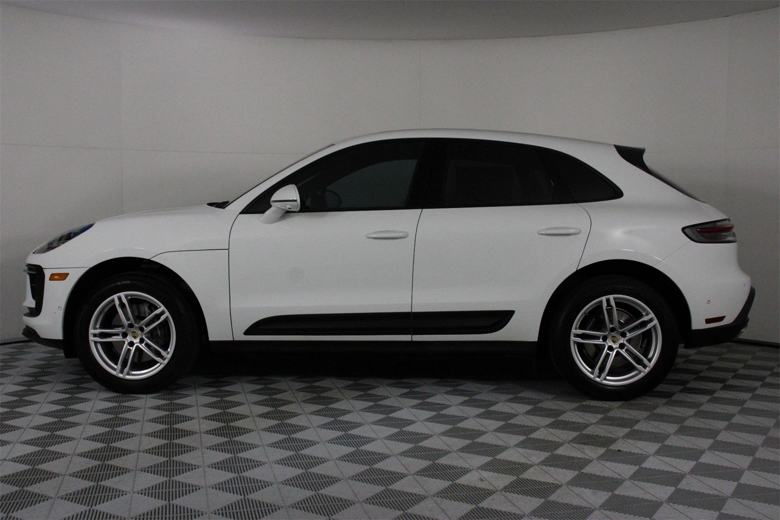 2024 Porsche Macan T photo 2