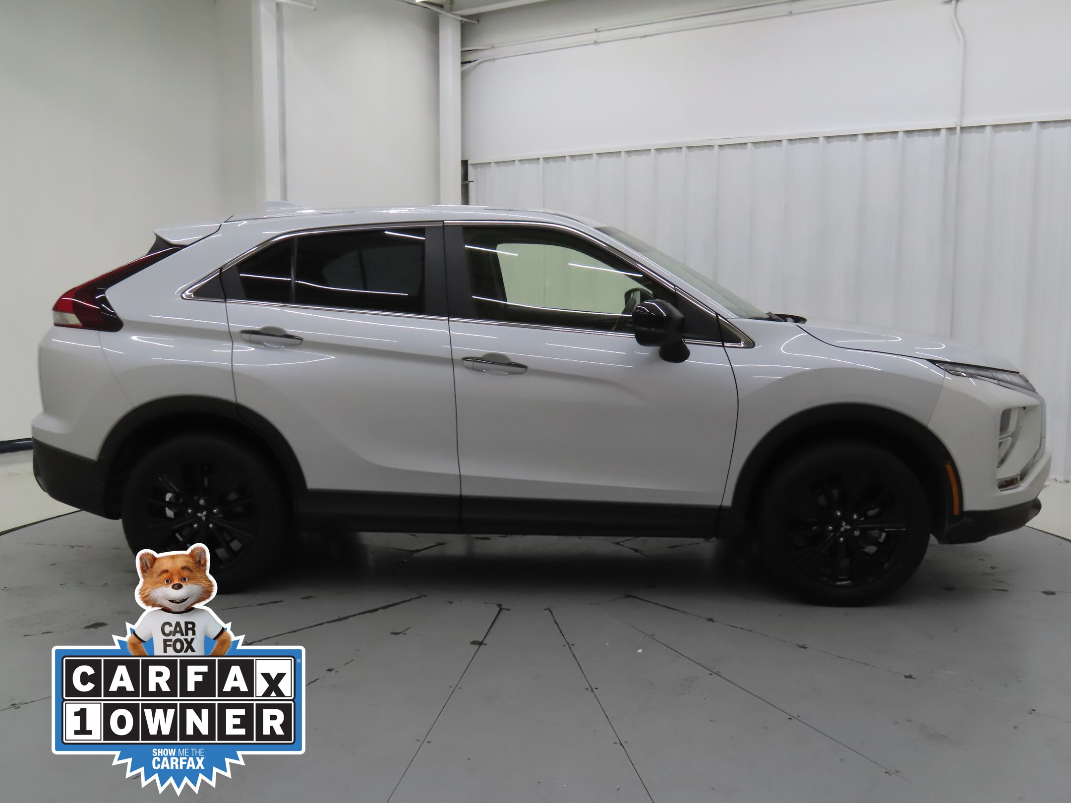 2022 Mitsubishi Eclipse Cross LE photo 2