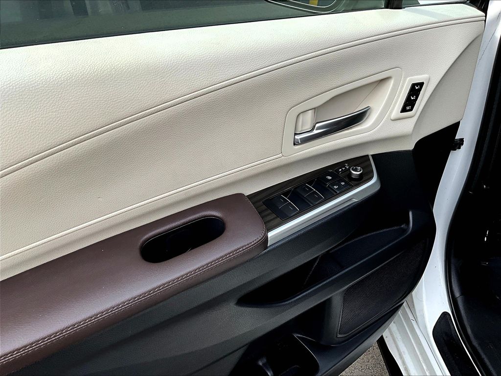2022 Toyota Sienna Platinum photo 11