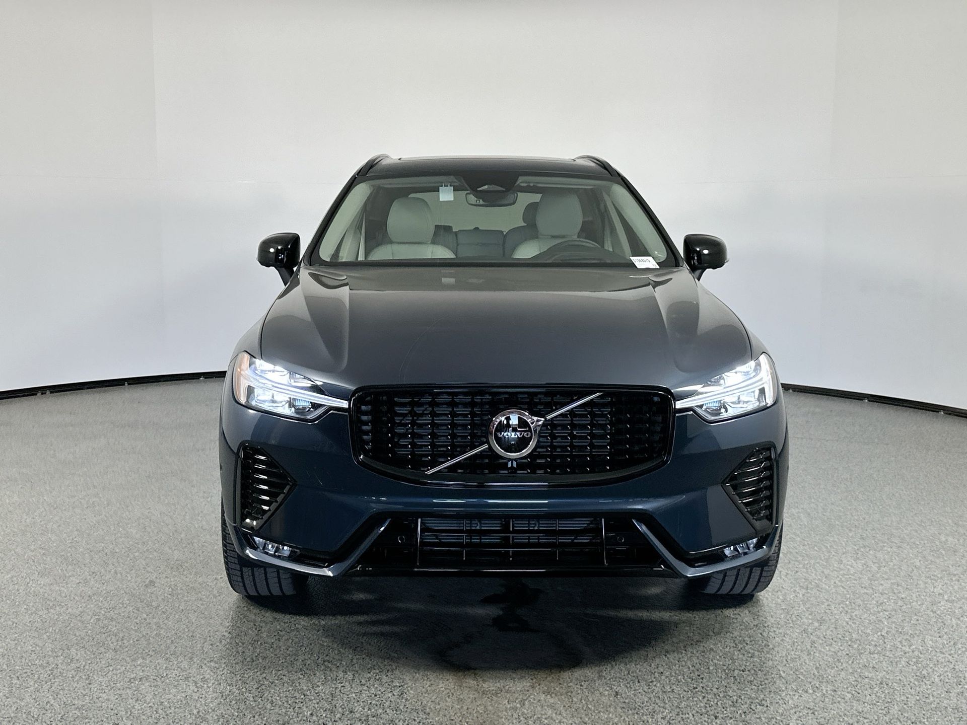2025 Volvo XC60 B5 photo 2