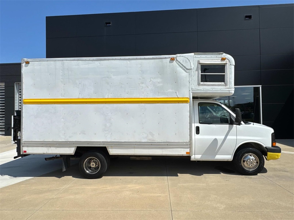 2013 Chevrolet Express 3500 Work Van photo 2