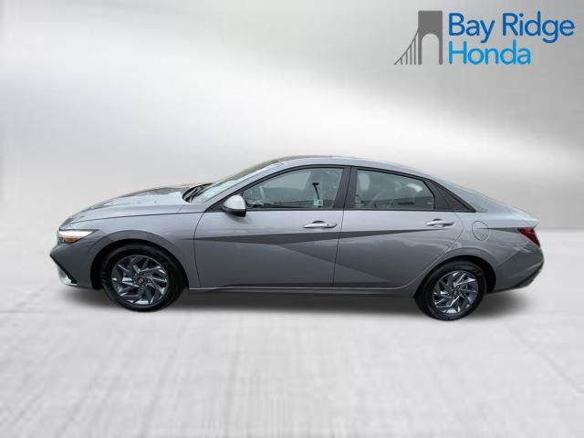 2024 Hyundai Elantra SEL photo 4