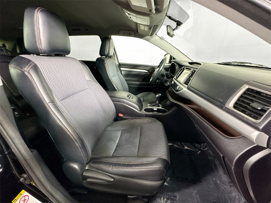 2016 Toyota Highlander LE Plus photo 10
