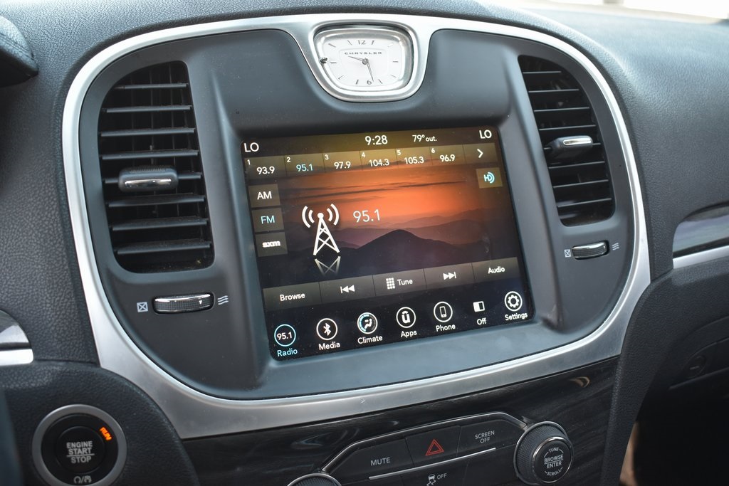 2018 Chrysler 300 Touring photo 12