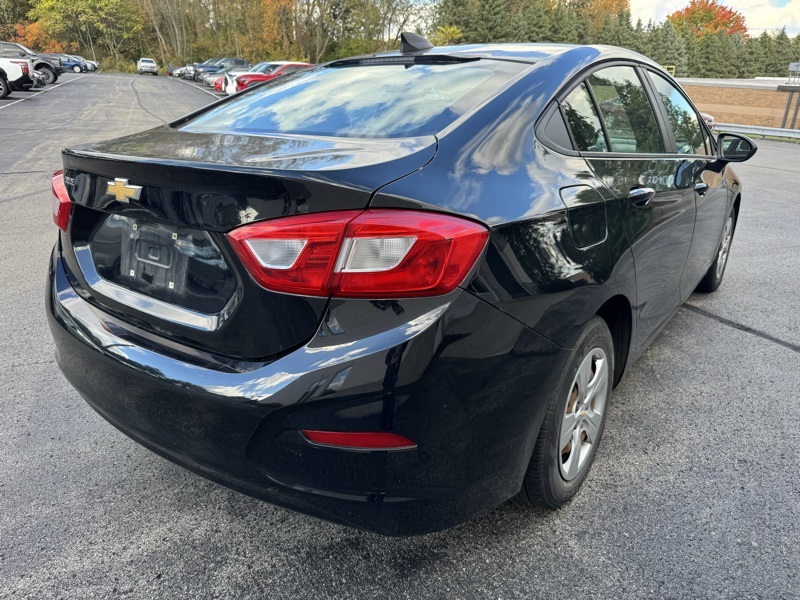 2017 Chevrolet Cruze LS photo 3