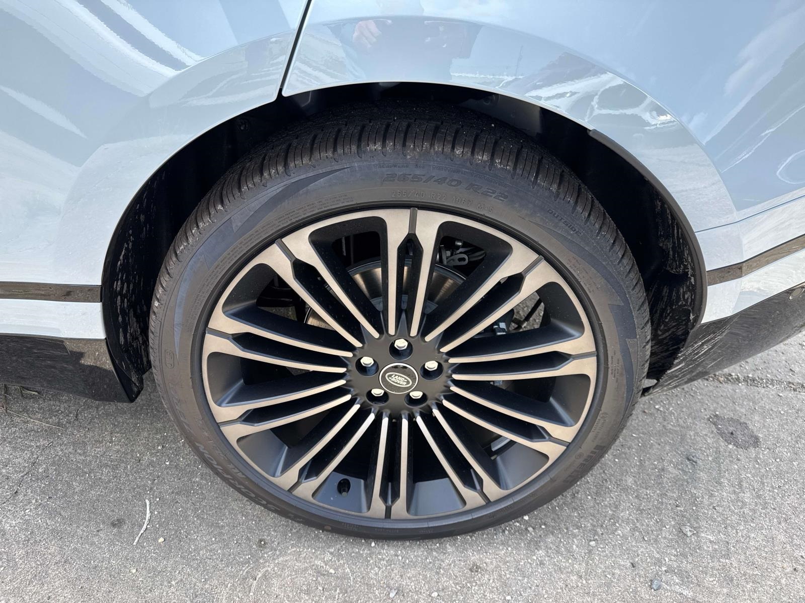 2026 Land Rover Range Rover Velar SE photo 3