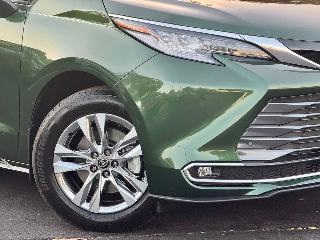 2025 Toyota Sienna Limited photo 3