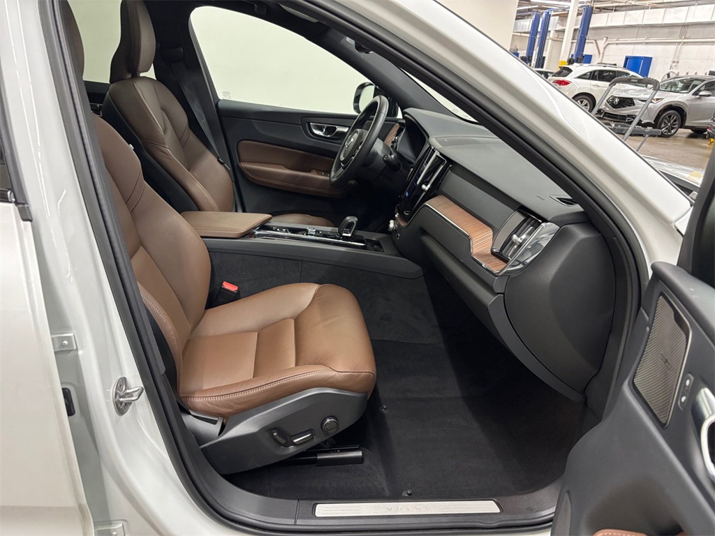 2023 Volvo XC60 B5 Plus photo 18