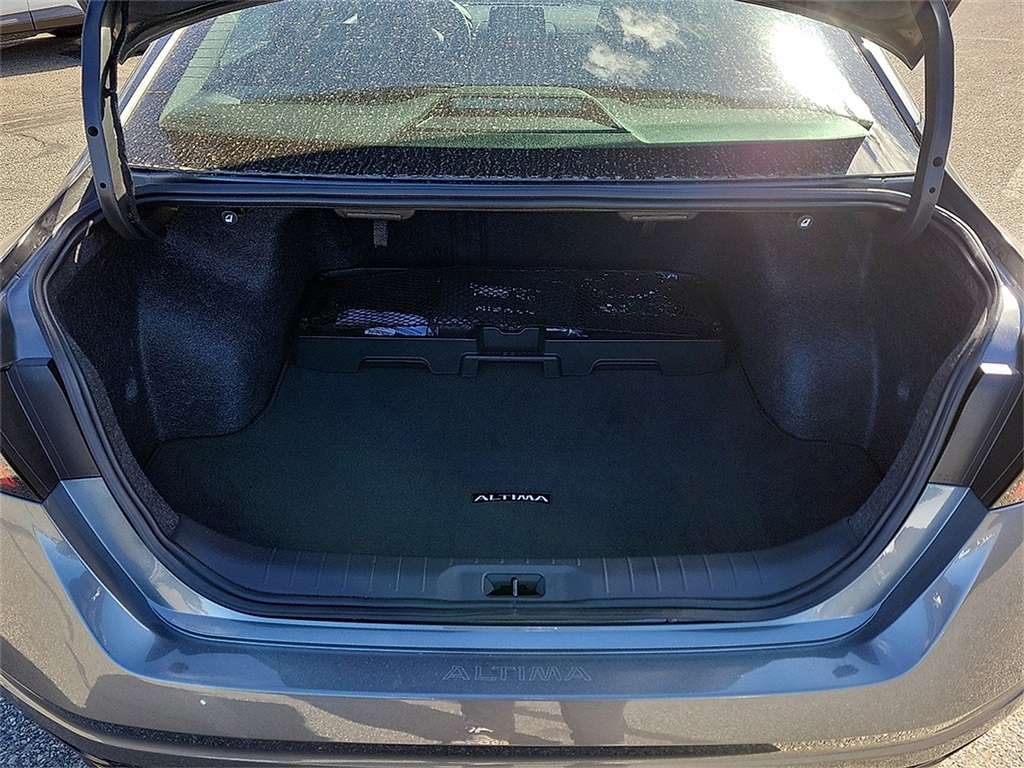 2025 Nissan Altima SR photo 9