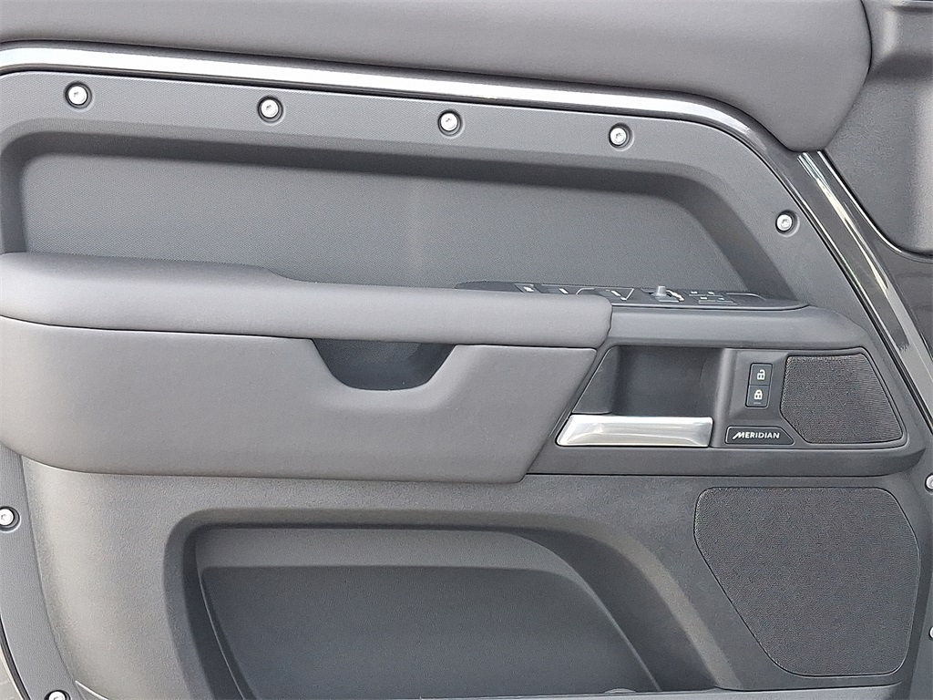 2025 Land Rover Defender 110 S photo 7