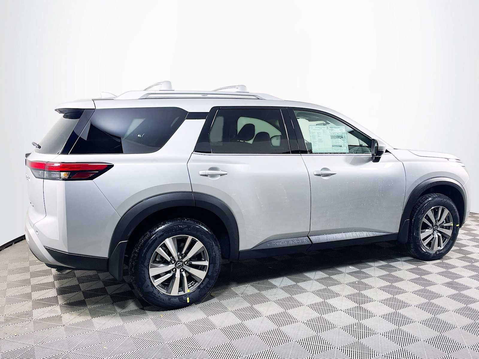 2025 Nissan Pathfinder SL photo 2