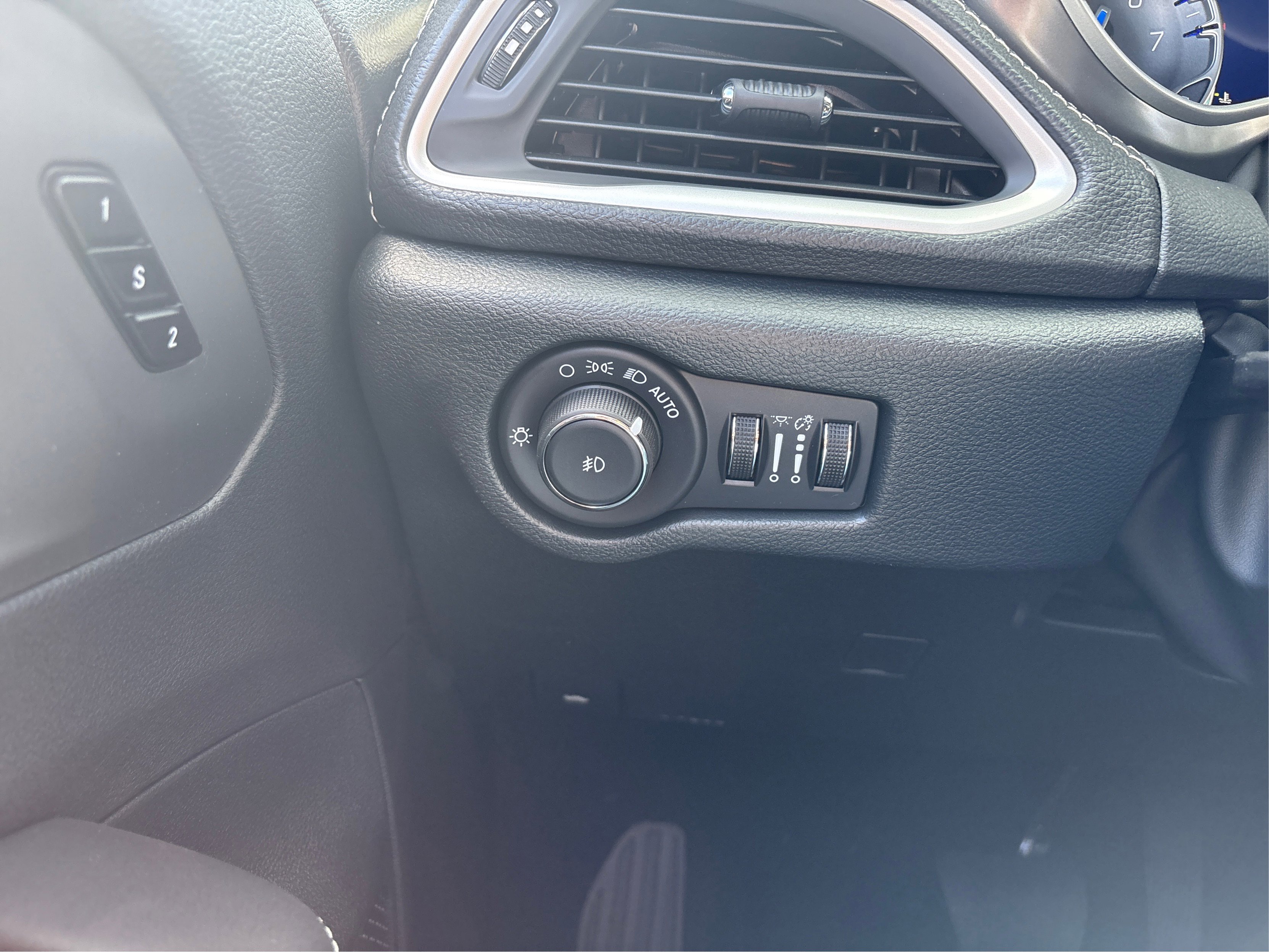 2026 Chrysler Pacifica photo 14