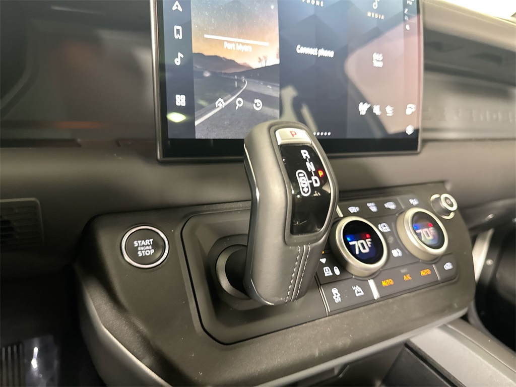 2025 Land Rover Defender 110 X-Dynamic SE photo 17