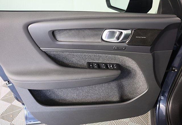 2022 Volvo XC40 R-Design photo 18