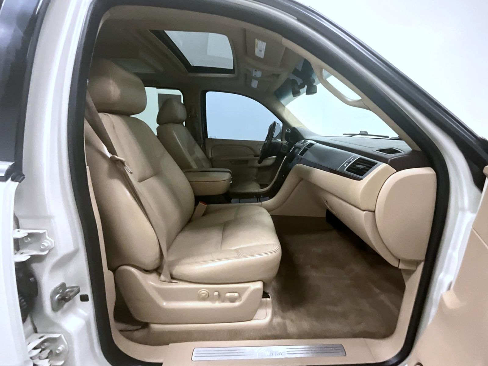 2011 Cadillac Escalade ESV Luxury photo 15