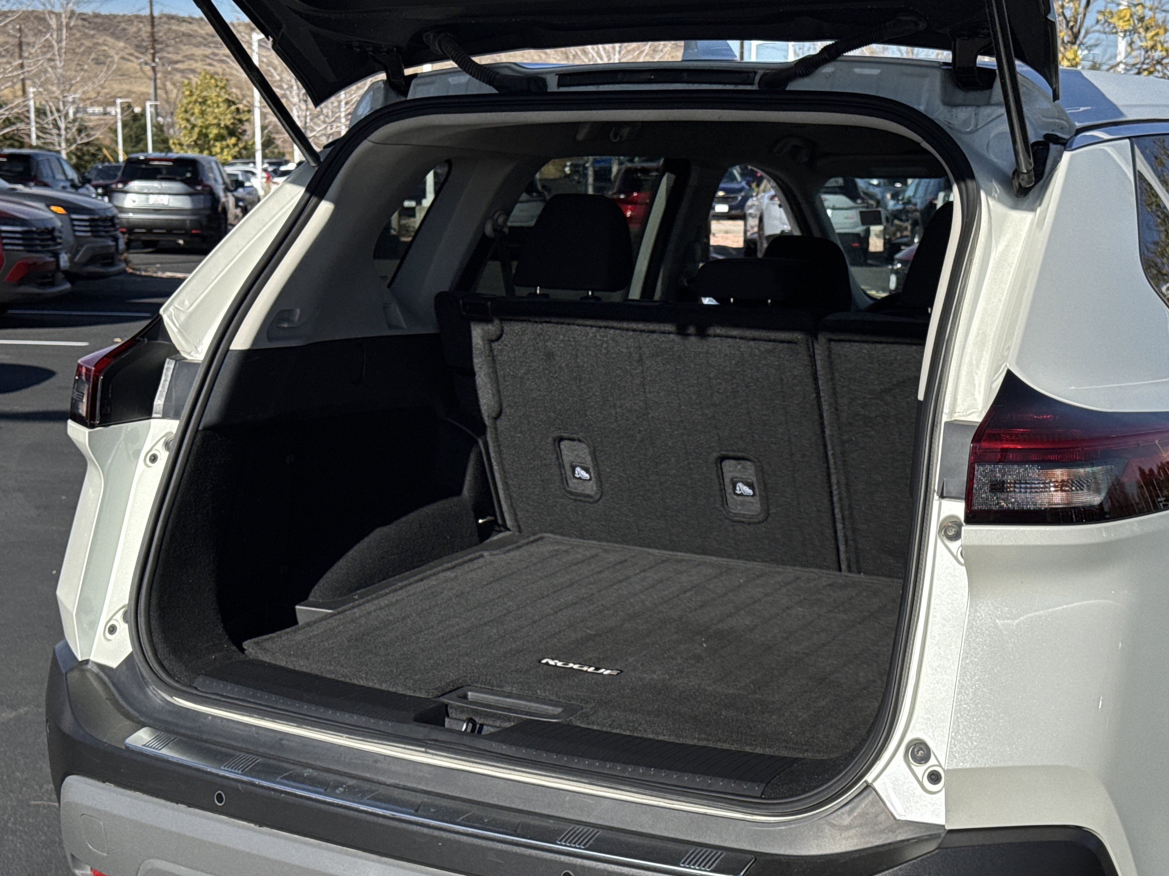 2023 Nissan Rogue SV photo 2