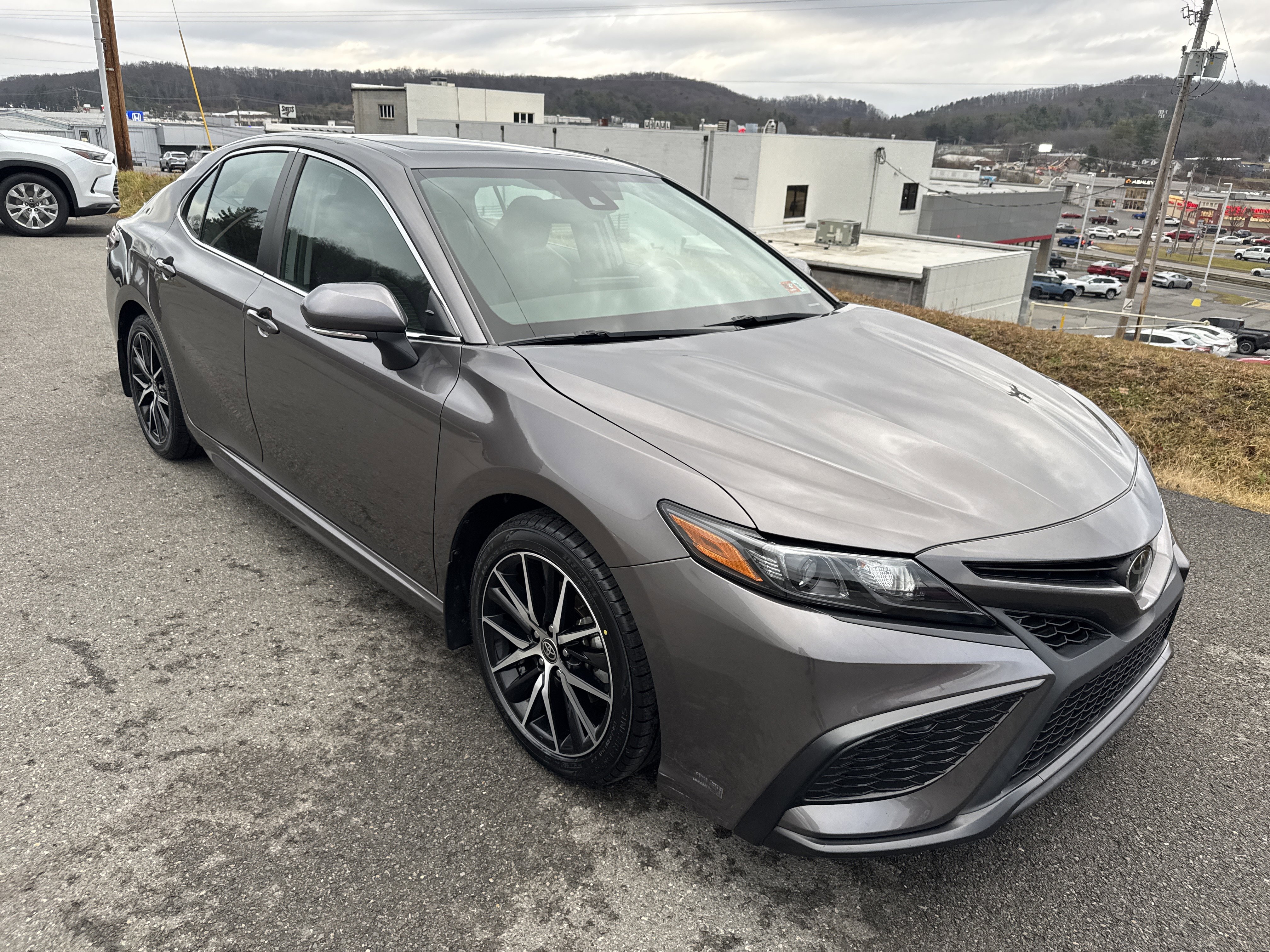 2023 Toyota Camry SE's photo