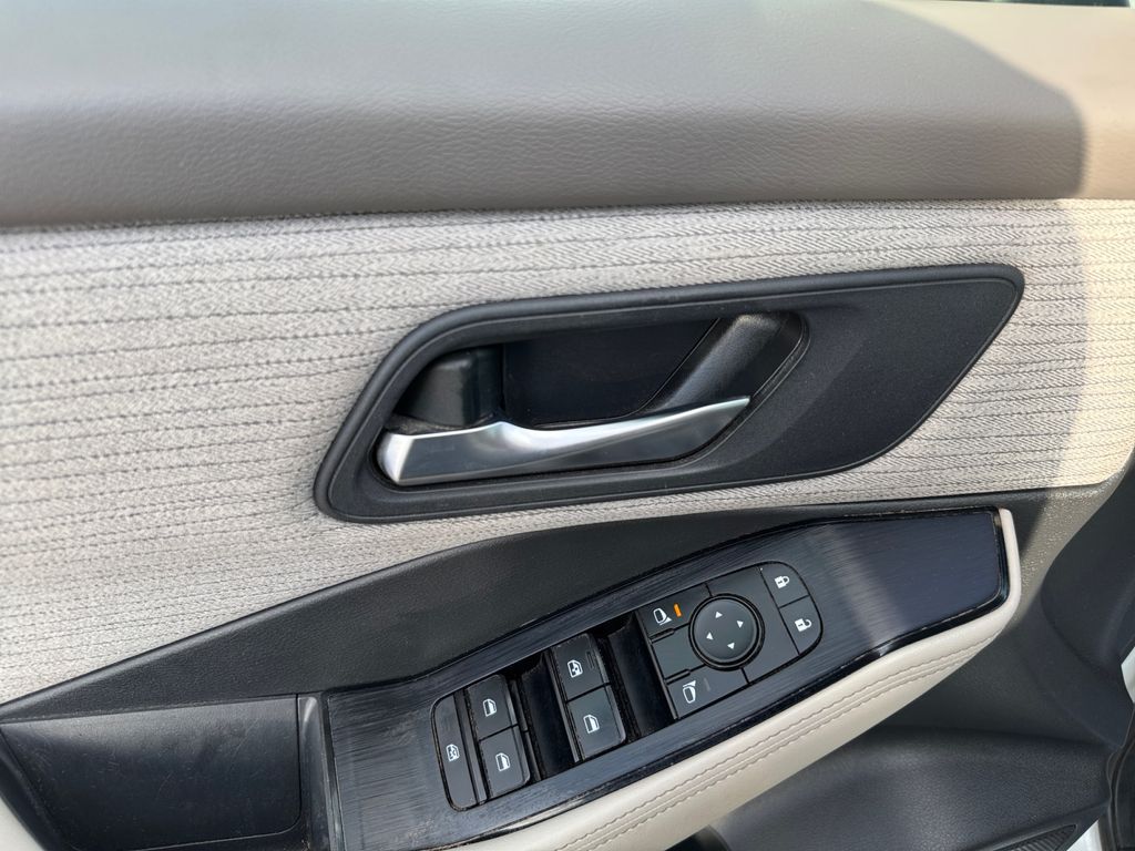 2022 Nissan Rogue SV photo 12