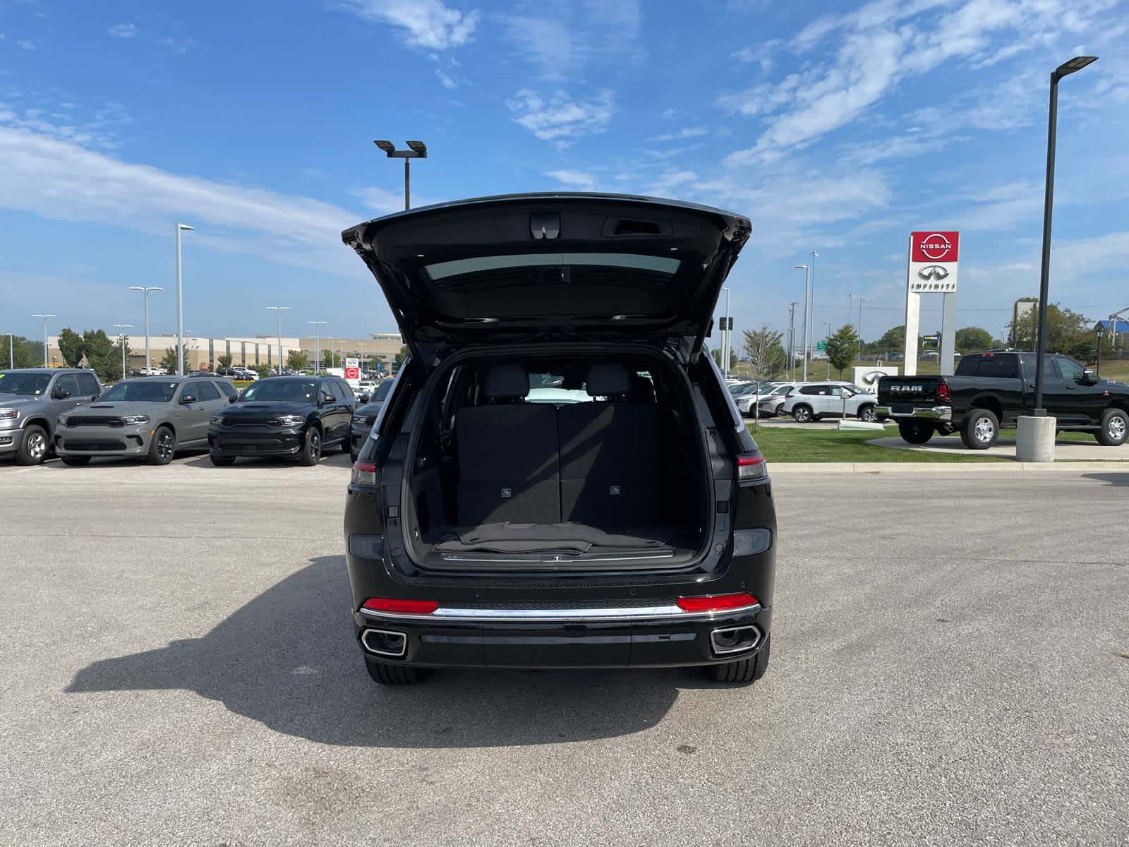 2025 Jeep Grand Cherokee Overland photo 11