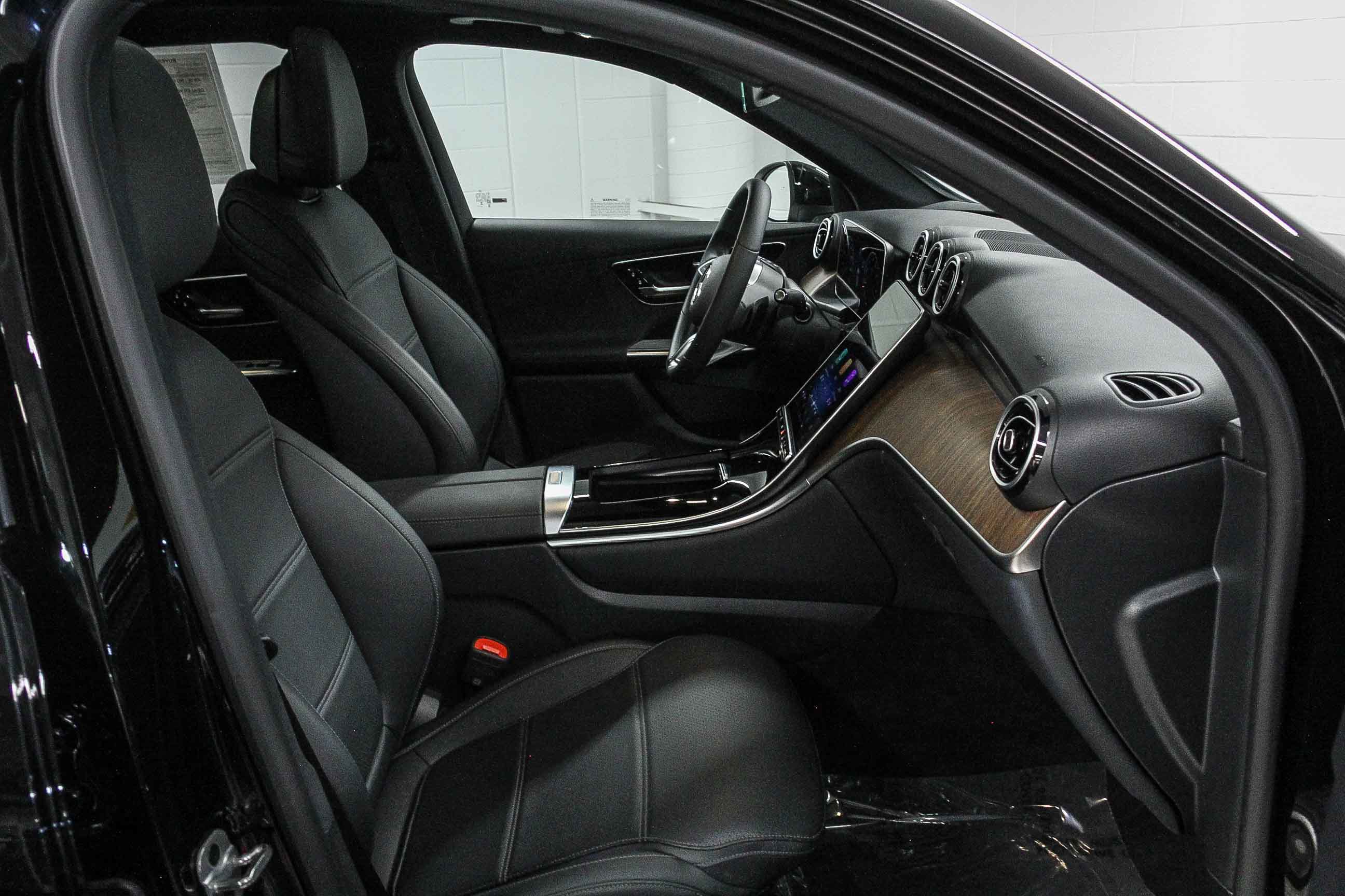 2025 Mercedes Benz GLC 300 photo 16