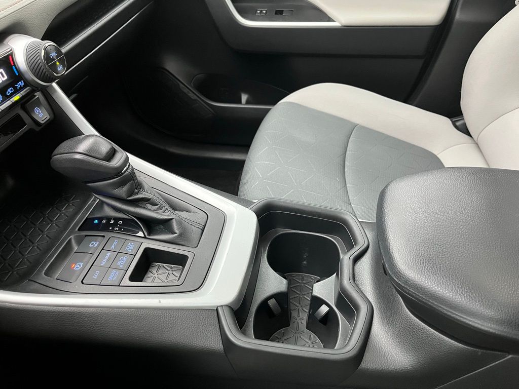 2021 Toyota RAV4 XLE photo 15