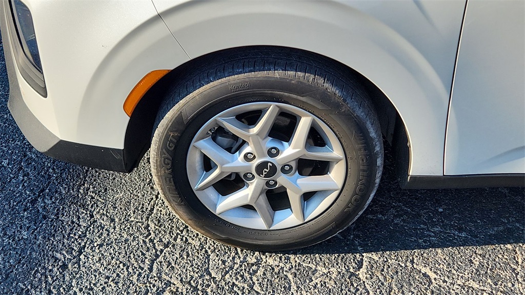 2022 Kia Soul LX photo 13