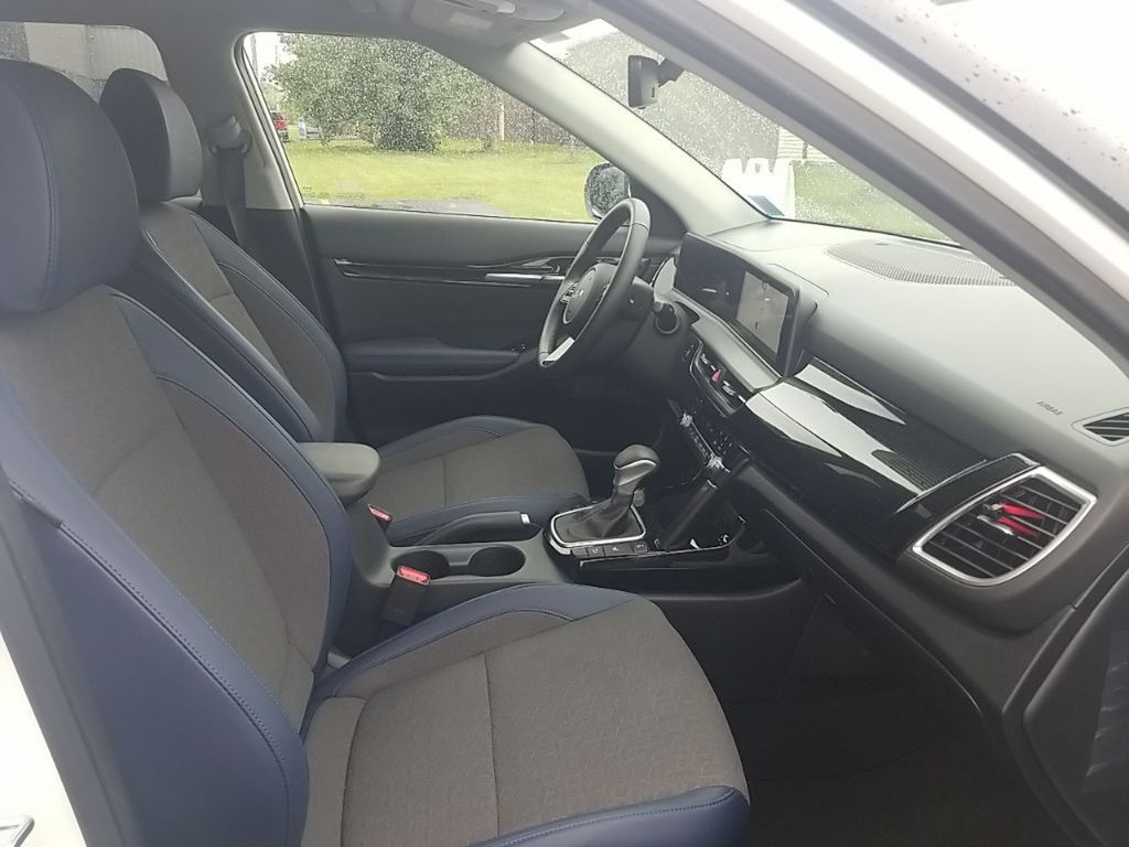 2024 Kia Seltos S photo 11