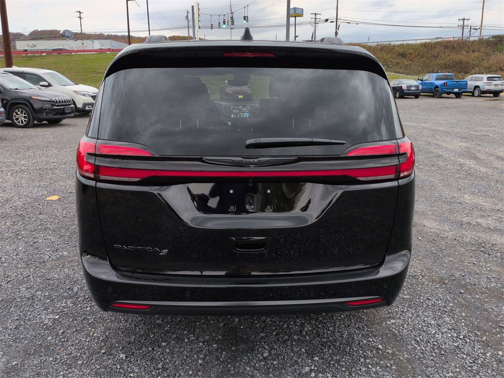 2026 Chrysler Pacifica photo 2