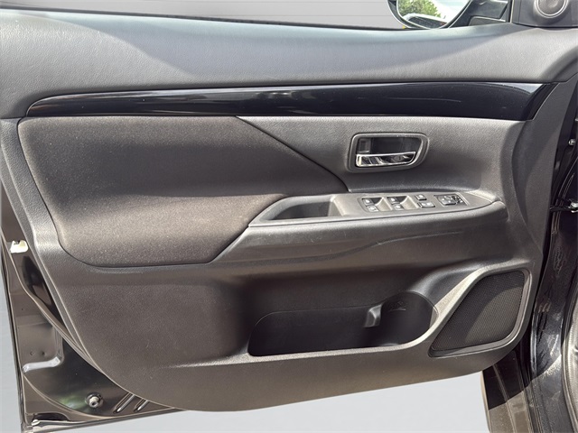 2020 Mitsubishi Outlander ES photo 24