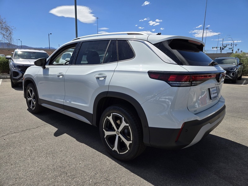 2025 Volkswagen Tiguan SE photo 3