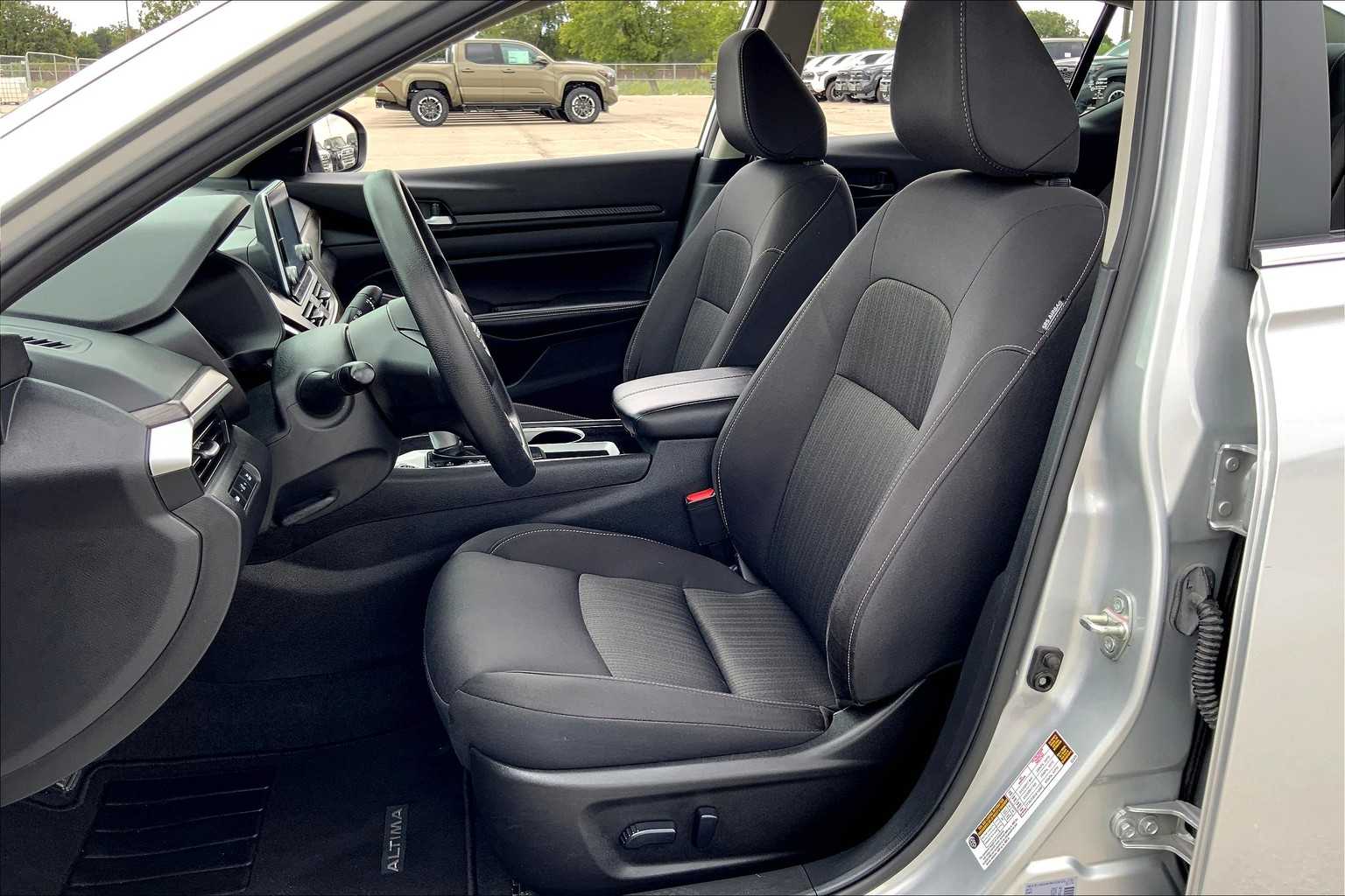 2024 Nissan Altima 2.5 SV photo 7