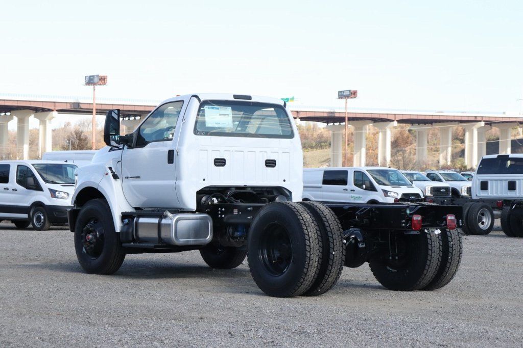 2025 Ford F-750 photo 4