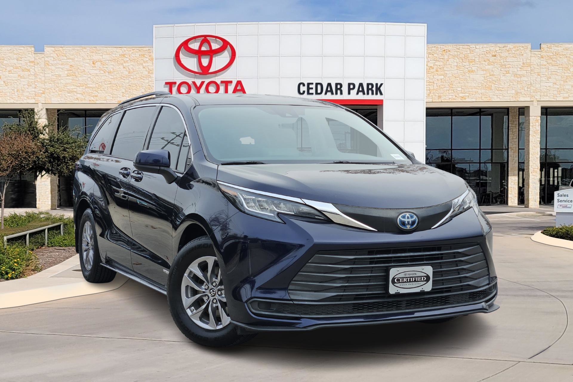 2021 Toyota Sienna LE's photo