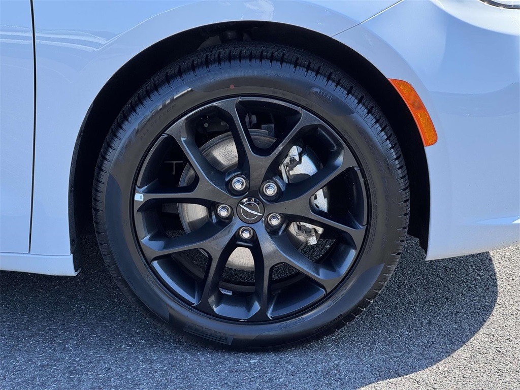 2025 Chrysler Pacifica Limited photo 9
