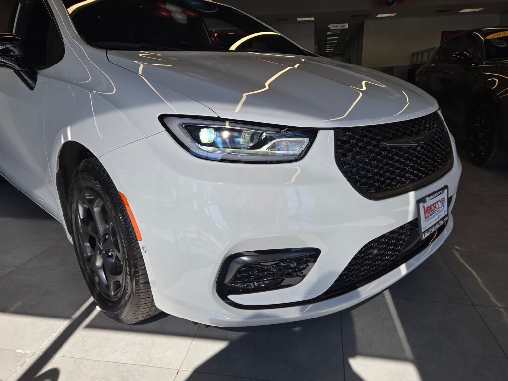 2024 Chrysler Pacifica Hybrid photo 2