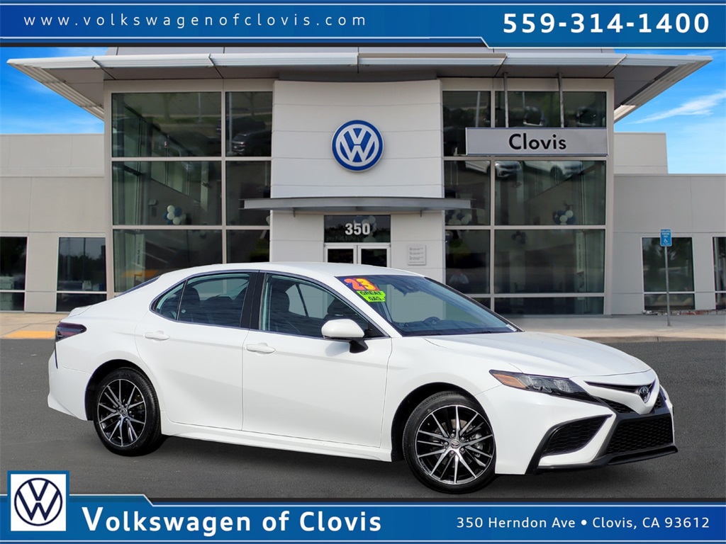 2023 Toyota Camry SE's photo