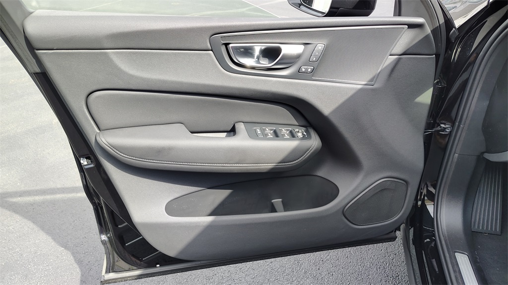 2026 Volvo XC60 B5 Plus photo 7