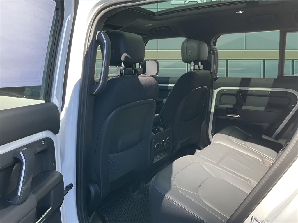 2025 Land Rover Defender 110 V8 photo 4